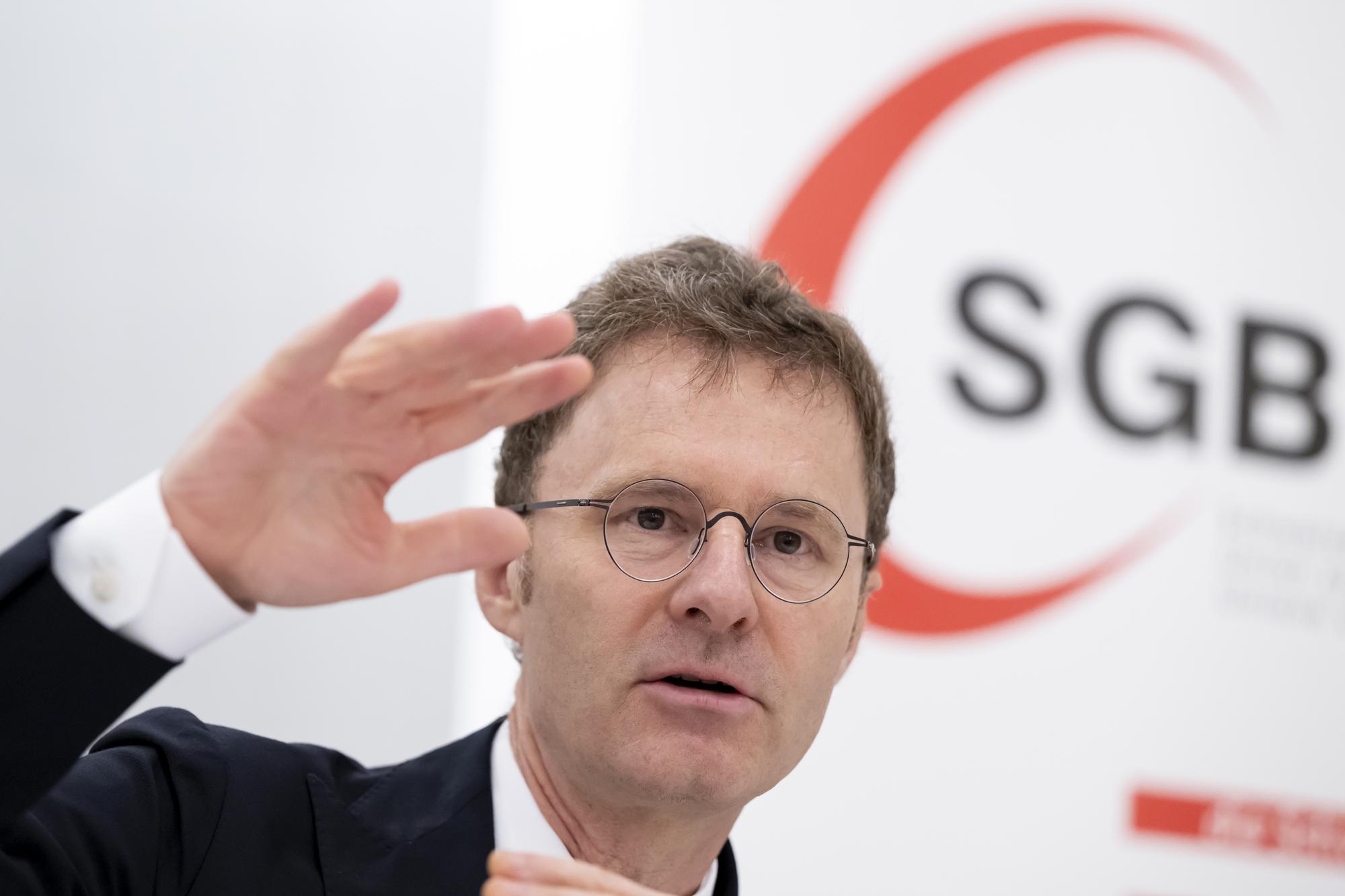 Daniel Lampart, Chefoekonom des Schweizerischen Gewerkschaftsbundes (SGB) spricht waehrend einer Medienkonferenz des Schweizerischen Gewerkschaftsbundes (SGB) zur Lohnrunde 2023, am Freitag, 8. September 2023, im Hotel Kreuz, in Bern. (KEYSTONE/Anthony Anex)