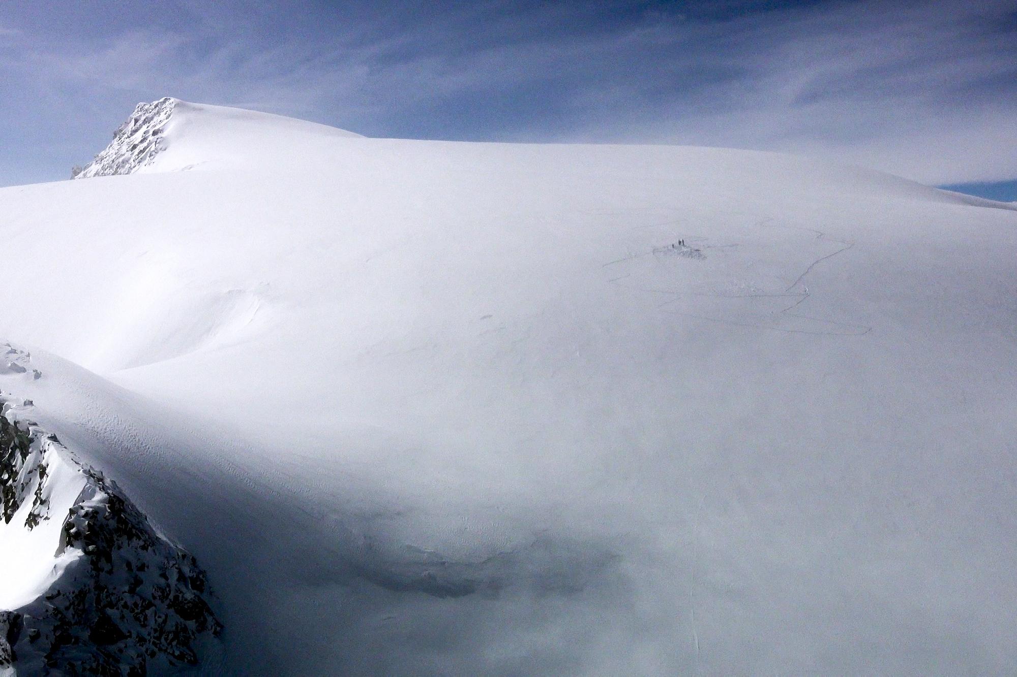 HANDOUT - This video still from the video published by the Valais cantonal police on 11 March 2024 shows the Tete Blanche snow field where five bodies were found, center right, in the Swiss alps mountains, near Sion, Switzerland, Monday, March 11, 2024. Five cross-country skiers who went missing during a ski tour in Switzerland were found dead, while a search was still on for the sixth skier. The skiers, five of them members of the same family, went missing around Tete Blanche mountain on Saturday 09 March on the Zermatt-Arolla path, near the Matterhorn mountain that straddles the border between Switzerland and Italy. (KANTONSPOLIZEI WALLIS) *** NO SALES, DARF NUR MIT VOLLSTAENDIGER QUELLENANGABE VERWENDET WERDEN ***