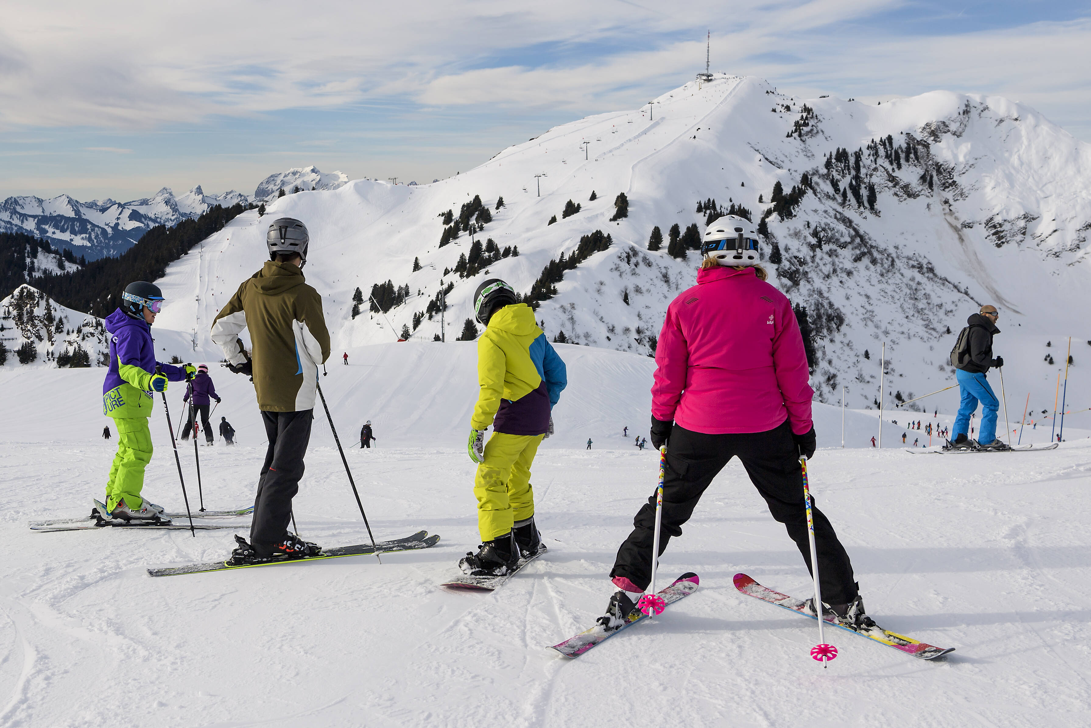 Des skieurs descendent les pistes de ski lors d'une journee d'hiver ce dimanche 31 decembre 2017 a Villars dans les alpes vaudoises. La station de Villars participe au "Magic Pass", un abonnement de ski degriffe ouvrant la porte a 25 stations dans les alpes suisses. (KEYSTONE/Jean-Christophe Bott)