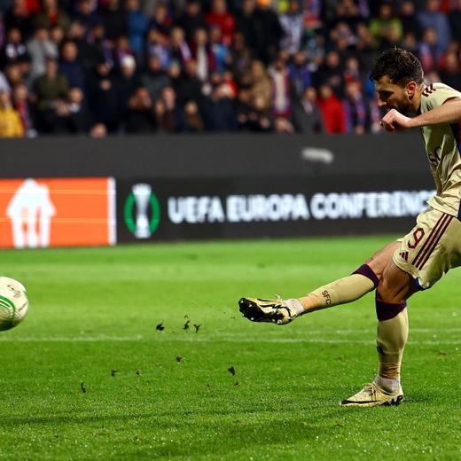 epa11220951 Miroslav Stevanovic of Servette takes his penalty but misses during the penalty shoot-out in the UEFA Europa Conference League Round of 16, second leg soccer match Viktoria Plzen vs Servette FC, in Plzen, Czech Republic, 14 March 2024. EPA/FILIP SINGER