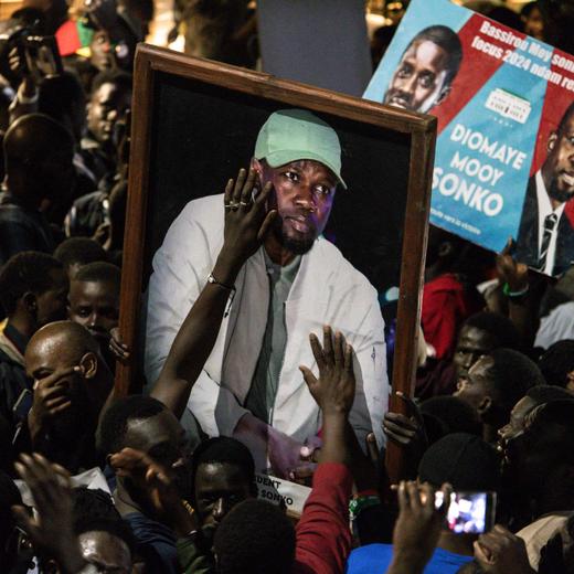 Supporters du leader sénégalais de l'opposition Ousmane Sonko et du candidat à la présidence Bassirou Diomaye Faye, tous deux libérés de prison. Dakar, 14 mars 2024.